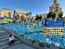 Auf dem Kyjiwer Maidan erinnern Fähnchen an die getöteten ukrainischen Soldaten und das Grauen an der Front im Osten des Landes. Foto: A. Metz