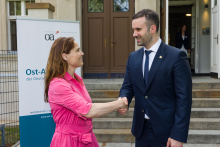 Die Ost-Ausschuss-Vorsitzende Cathrina Claas-Mühlhäuser begrüßt Premierminister Milojko Spajic. Foto: Thomas Rafalzyk