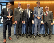 Die drei Gastgeber Sebastian Bolay (DIHK, links), Michael Harms (Ost-Ausschuss, Mitte) und Jan Tombiński (Botschaft Polen, ganz rechts) mit den beiden Keynote-Speakern Energieminister Viktors Valainis (2.v.l.) und Wirtschaftsstaatssekretär Michael Kellner. Foto: Metz