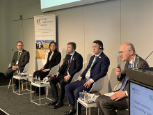 Witalij Kowal (Mitte) und Ermek Kenschekhanuly (2.v.re.) vertraten ihre Länder bei der Diskussion um Bioökonomie. Foto: Christian Himmighoffen  