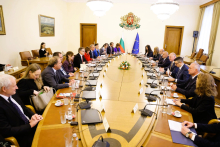 Höhepunkt des Besuchs war ein Gespräch mit Premierminister Scheljaskow und weiteren Regierungsvertretern. Foto: Kanzlei des Premierministers.