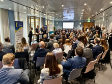 Rund 100 Gäste nutzten die Konferenz „Rebuilding Ukraine“, um sich über Kooperationsmöglichkeiten in den Branchen Rüstung, Agrar und Energie zu informieren. Foto: A. Metz