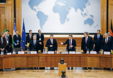 Außenminister Johann Wadephul und Niko Warbanoff (links neben ihm), Arbeitskreissprecher Zentralasien im Ost-Ausschuss, führten durch das Treffen mit den zentralasiatischen Außenministern im Weltsaal des Auswärtigen Amts. Foto: phototek.net