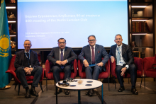 Michael Harms, Geschäftsführer, Ost-Ausschuss der Deutschen Wirtschaft Nurlan Onzhanov, Außerordentlicher und Bevollmächtigter Botschafter der Republik Kasachstan in Deutschland Roman Vassilenko, Außerordentlicher und Bevollmächtigter Botschafter der Republik Kasachstan in Belgien Stefan Geisperger, COO International Business & Consulting, DB Engineering & Consulting GmbH Foto: Tatiana Bratkina