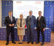 Gruppenbild in Minsk: Der deutsche Ko-Vorsitzende des Unternehmerrats Zimmermann, OAOEV-Geschäftsführerin  Kochlowski-Kadjaia, der Leiter der IHK Belarus Ulachovich und der belarussische Ko-Vorsitzende Novitskiy (v.l.n.r). Foto: IHK Belarus.