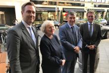 AHK-Geschäftsführer Gutheil (li.), OAOEV-Geschäftsführerin Kochlowski-Kadjaia und AK-Sprecher Haußmann (re.) begrüßten Botschafter Przyłębski zum Arbeitsessen. Foto: C. Himmighoffen