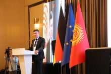 Eduard Kinsbruner, Regionaldirektor für Zentralasien im Ost-Ausschuss, begrüßte die Teilnehmerinnen und Teilnehmer des Tags der Deutschen Wirtschaft in Bischkek. Foto: Delegation der Deutschen Wirtschaft in Zentralasien.