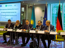 v.l.n.r. Botschafter Kasachstans in Belgien Margulan Baimukhan, Joaquim Nunes de Almeida, Director, DG GROW, Roman Vassilenko, stv. Außenminister Kasachstans, Nurlan Onzhanov, Botschafter Kasachstans in Deutschland, Michael Harms, Ost-Ausschuss-Geschäftsführer, Foto: E. Kinsbruner