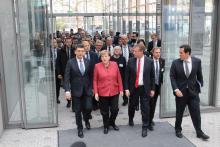 Bundeskanzlerin Merkel und Premier Hrojsman (vorne li.) eröffneten das Wirtschaftsforum. Foto: A. Metz