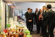 Vizepremier Gylydzhov (li.) mit OAOEV-Geschäftsführer Harms (3.v.re.) auf der Ausstellung turkmenischer Produkte. Foto: A. Metz