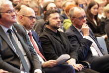 Der stellvertretende Ost-Ausschusses Vorsitzende Christian Bruch (2.v.li.) mit Präsident Selenskyj und Bundeskanzler Merz. Foto: Jens Schicke/DIHK