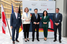 Organisatoren und Gäste (von li. nach re): AHK-Geschäftsführer Lars Gutheil, DIHK-Hauptgeschäftsführerin Helena Melnikov, Minister Andrzej Domanski, Ministerin Reiche und der stellvertretende Ost-Ausschuss-Vorsitzende Philipp Haußmann. Foto: Jens Schicke/DIHK