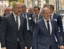 Der stellvertretende Ost-Ausschuss-Vorsitzende Engel (3.v.li.) mit Premier Schmyhal (li.) und Bundeskanzler Scholz. Foto: A. Metz