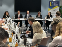 Wie geht es weiter mit dem Wiederaufbau in der Ukraine? Das Hintergrundgespräch des Ost-Ausschusses mit  Christian Forwick vom Bundeswirtschaftsministerium stieß auf großes Interesse. Foto: Andreas Metz