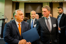 Ost-Ausschuss Vorstand Haußmann (2. V. re.) und AHK-Präsident Sávos (Mitte) begrüßten Premier Orbán zum Wirtschaftsforum. Foto: Steffi Rettinger